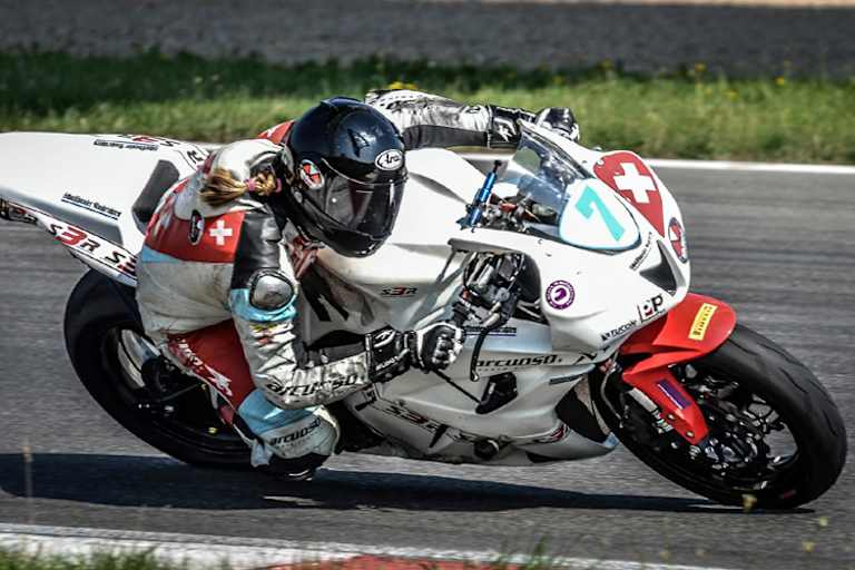 Sabine Holbrook: Platz 9 im ersten Lauf