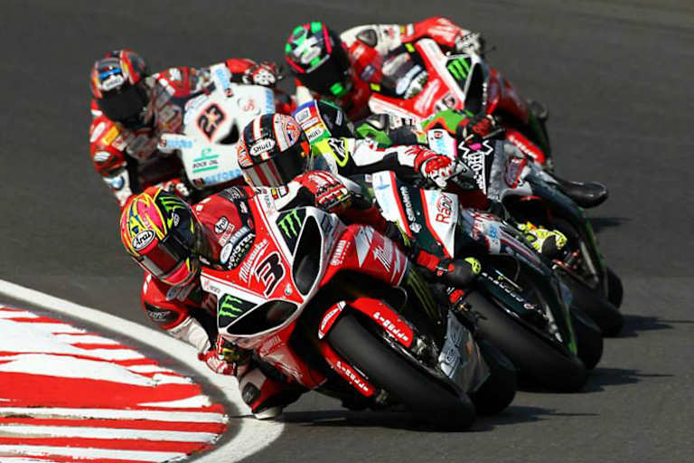 Joshua Brookes führt die Meute an