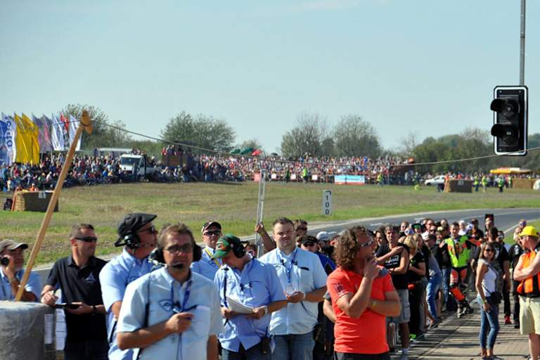 Der Blick von Start und Ziel auf Block A der Tribüne