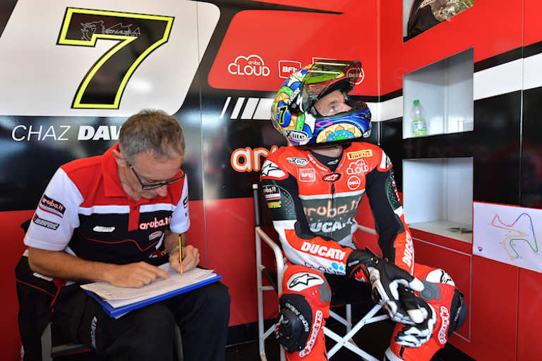 Konzentriert arbeitete Davies das Testprogramm ab