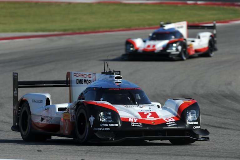 Sieger der 24h von Le Mans: Timo Bernhard fährt den Porsche 919 Hybrid über die Ziellinie