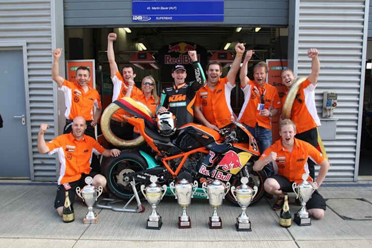 Die KTM Mannschaft mit der RC(