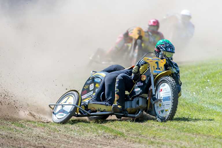 Vorne Markus Venus und Markus Heiß, dahinter Staub ohne Ende