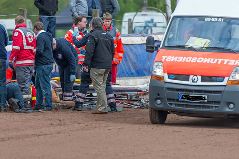 Wenn der Krankenwagen auf die Bahn kommt, herrscht meist Stille auf den Rängen