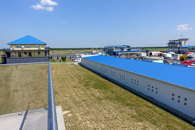  Gute Infrastruktur mit Hotel und vielen Boxen 