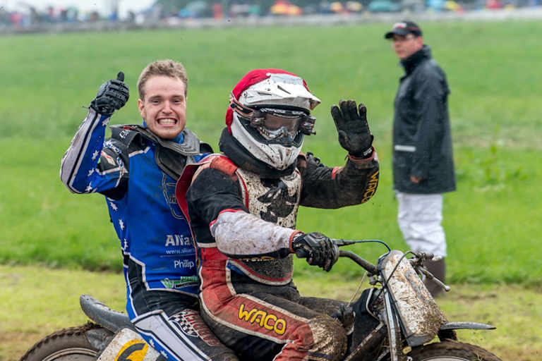 Kai Dorenkamp mit Marcel Sebastian auf der Ehrenrunde