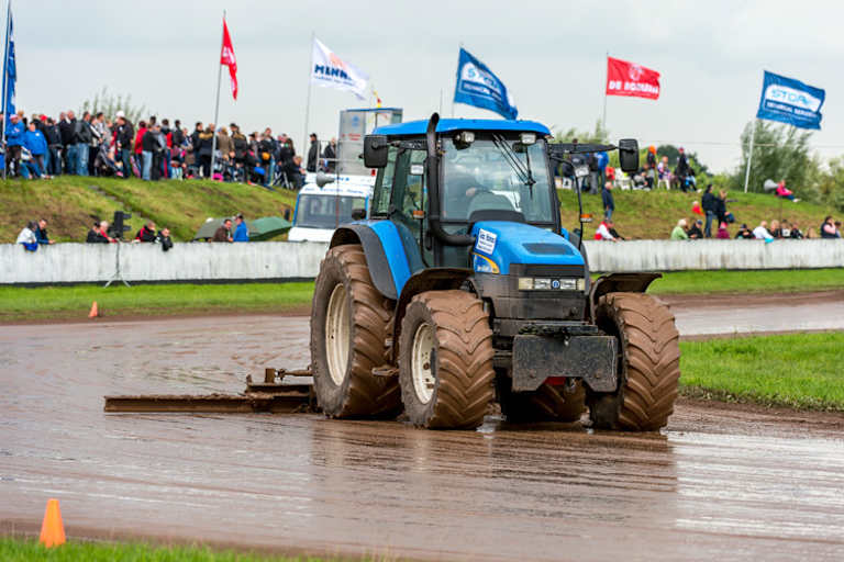Ein Trecker allein macht noch lange keine trockene Bahn