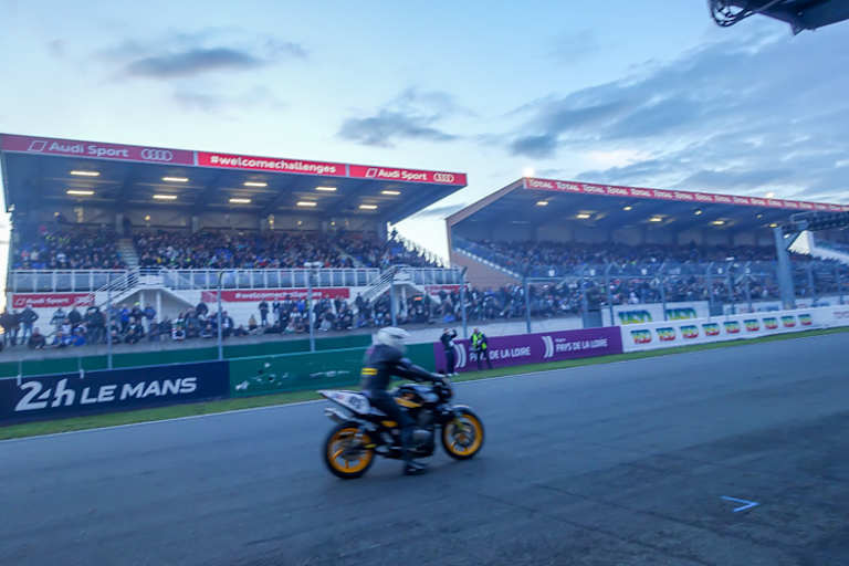 Sogar am Freitagabend waren die Tribünen in Le Mans voll