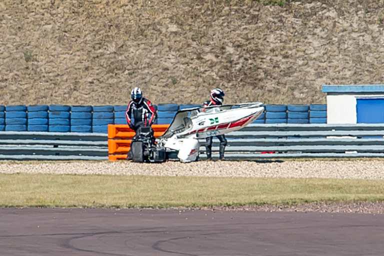 Christian Ruppert und Ueli Wäfler mit den Trümmern ihrer Yamaha