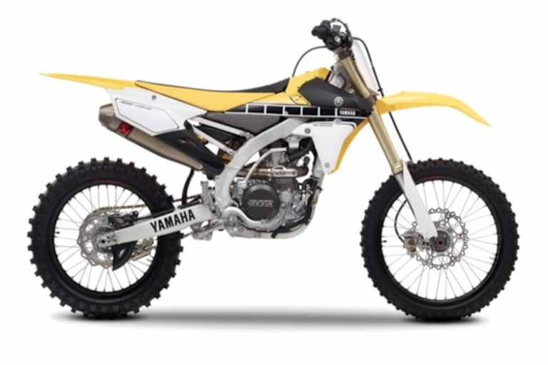 Mit Speedblock-Lackierung in Gelb/Schwarz