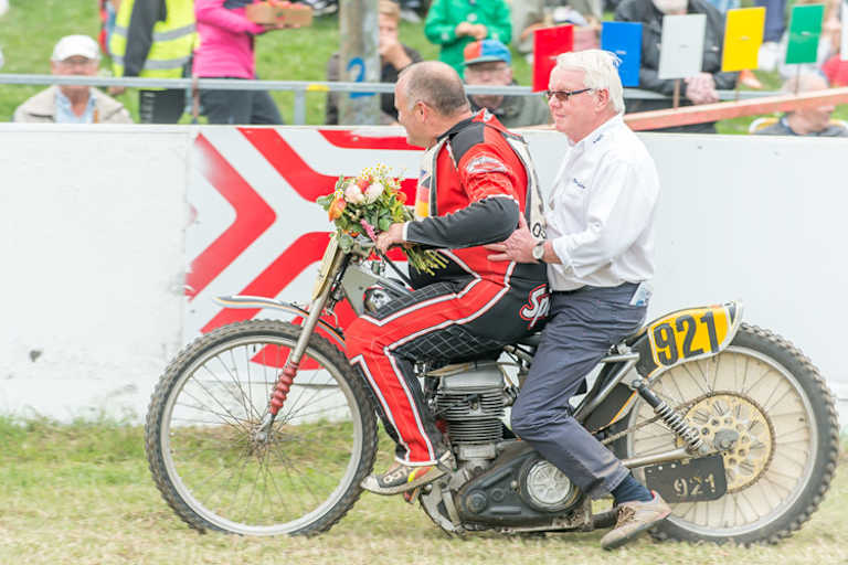 Dieter Glatzer, 1. Vorsitzender der AMG Osnabrück, ließ sich einmal um die Bahn chauffieren