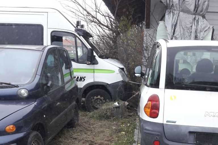 Der Team-Transporter krachte in eine Garage