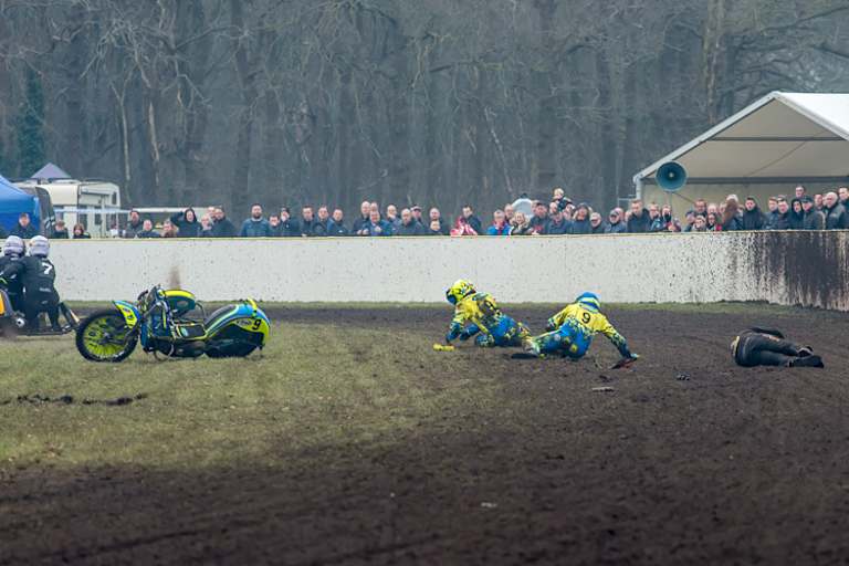 Sekunden nach dem Crash: Michael Burger (r.), daneben Mitch Godden und Paul Smith