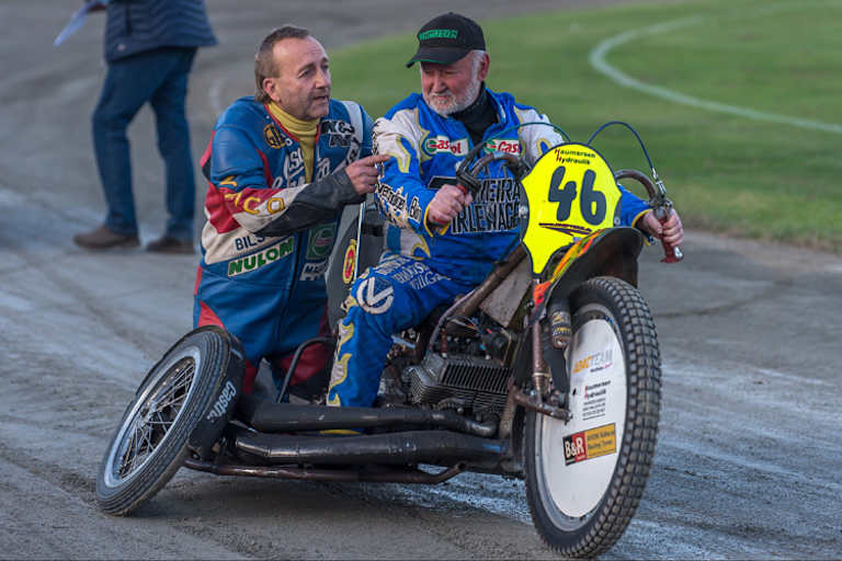 Da geht's lang, scheint Wolfgang Meier seinem Fahrer Edgar Starke zu sagen