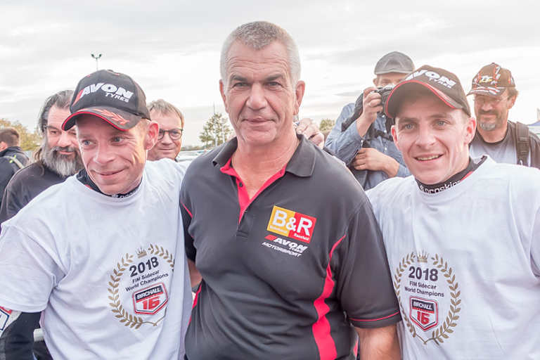 Die Weltmeister Ben (l.) und Tom (r.) Birchall hier mit Reifenchef Albert Raesfeld