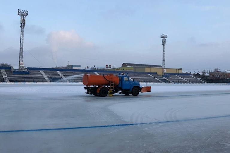 Draußen wird das Eis präpariert