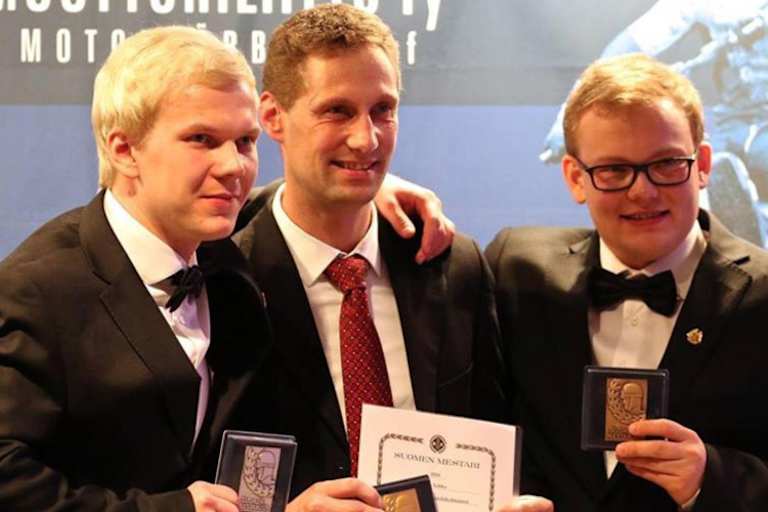 Jörg Tebbe bei der Ehrung mit Jesse (l.) und Appe (r.) Mustonen