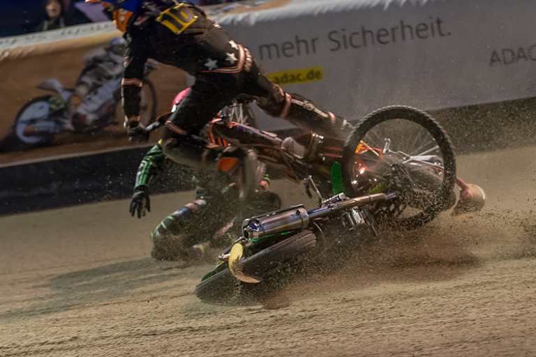 Henry van der Steen crasht in das Bike von Danny Maaßen (am Boden)