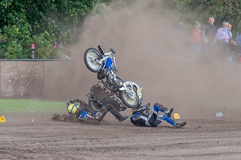 Beim Sturz in Rastede verletzte sich Markus Brandhofer (r.) am Schlüsselbein, Tim Scheunemann kam glimpflicher davon