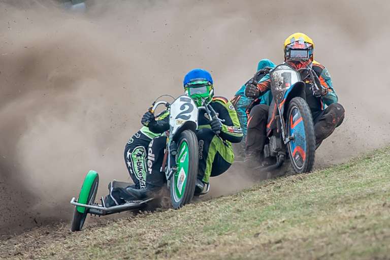 In Schwarme kollidierten Patrick Zwetsch/Viktor Caric (r.) kurz nach dieser Kurve mit Sebastian Kehrer/Benjamin Maier (l.)
