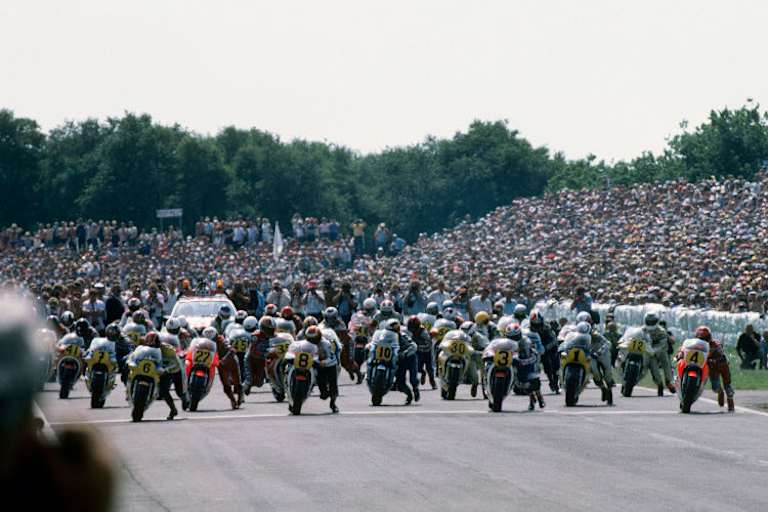 GP-Start der 500 ccm Klasse 1983: Sheene (7), Mamola (6), Lawson (27), Katayama (8), Fontan (10), Spencer (3), Uncini (1), Roberts (4)