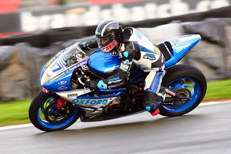 Richard Cooper gewinnt 2013 in Brands Hatch den ersten Supersport-Lauf
