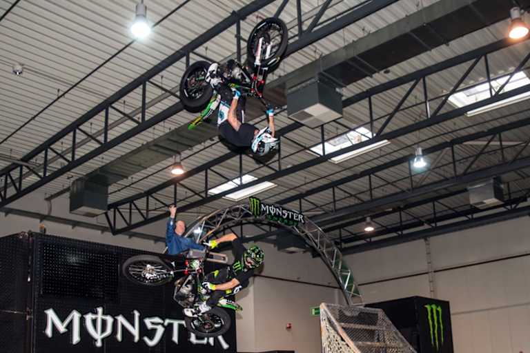 Trial-Artistik und spektakuläre Stunts im Außengelände