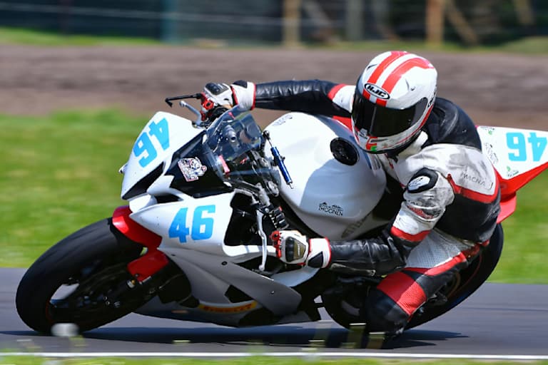 Davy Thoonen gewann überraschend den ersten IRRC-Supersport-Lauf 