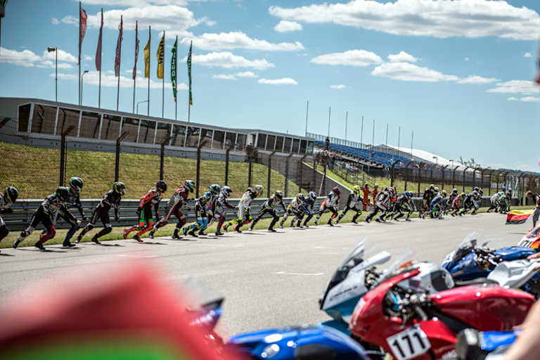 Start des 43 Fahrer starken Endurance-Feldes