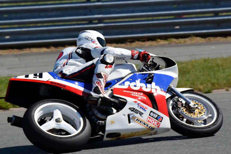 Manfred Fischer bringt seine Honda RC 30 an den Start