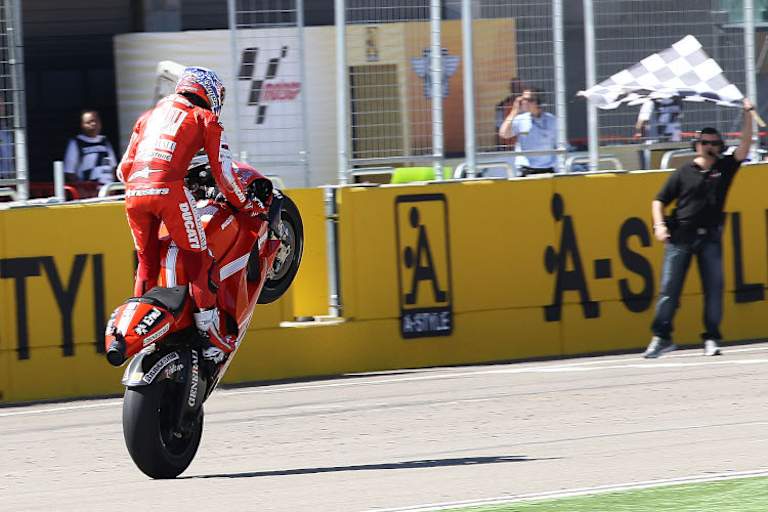 Casey Stoner feiert seinen Aragón-Sieg 2010