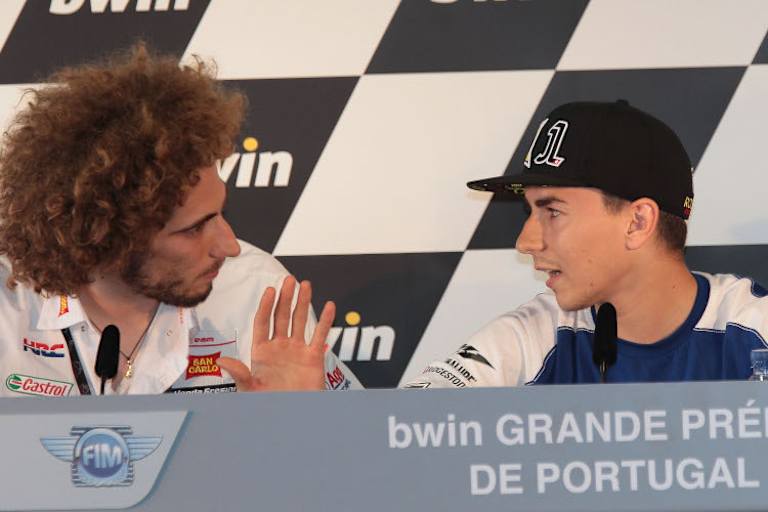 Marco Simoncelli und Jorge Lorenzo kamen sich bei der Pressekonferenz in Estoril in die Haare