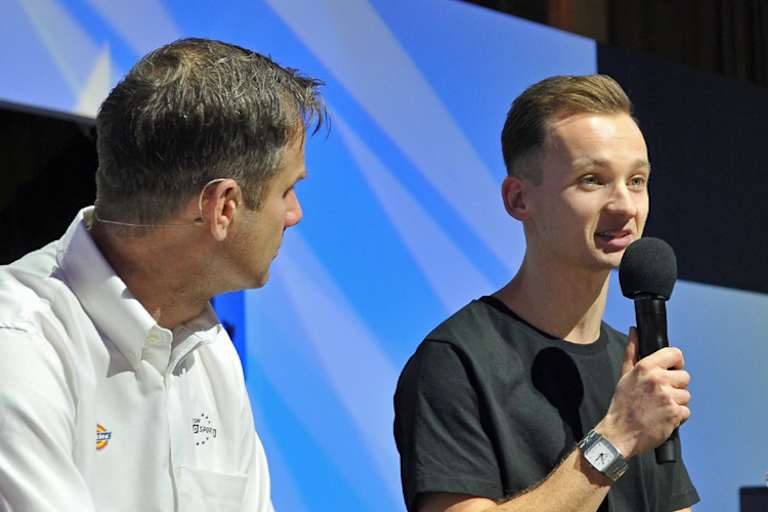 Richard Cooper (rechts) wird von Jamie Whitham interviewt