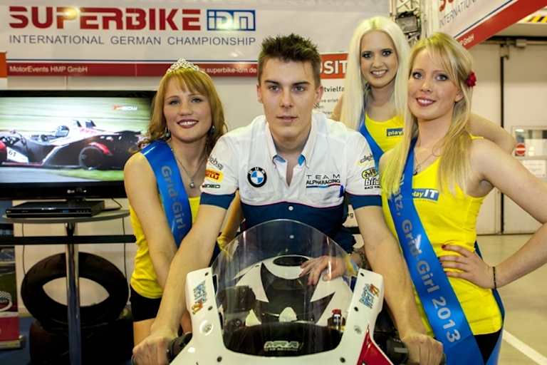 IDM-Champion Markus Reiterberger mit den Grid Girls 2013
