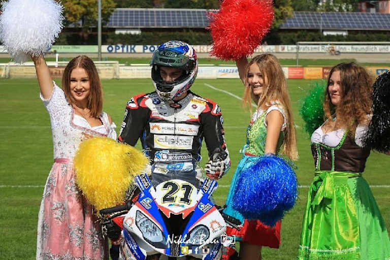 Auch die Cheerleader im Dirndl feuerten Reiti an