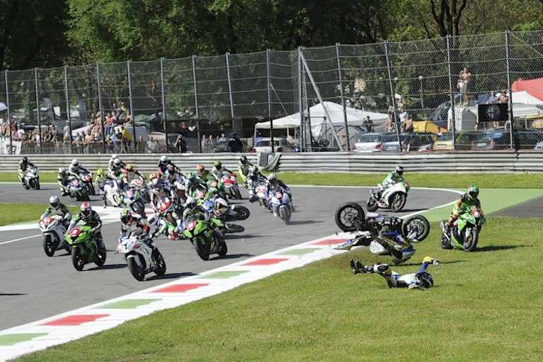 Der typische Monza-Wahnsinn: Stürze in der Schikane