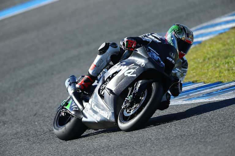 Auch die Kawasaki ZX10-R von Tom Sykes wurde für Testfahrten nur im schlichten schwarz lackiert