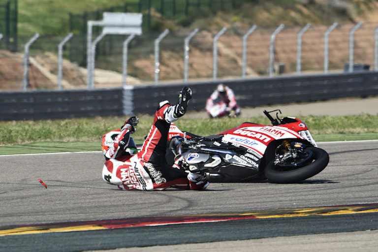 Davide Giugliano wurde von Jonathan Rea zu Boden gerempelt