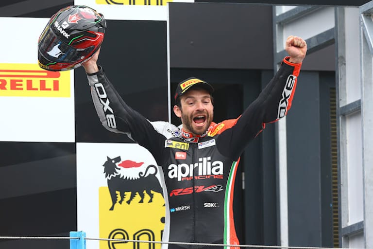 Im ersten Rennen jubelt Sylvain Guintoli