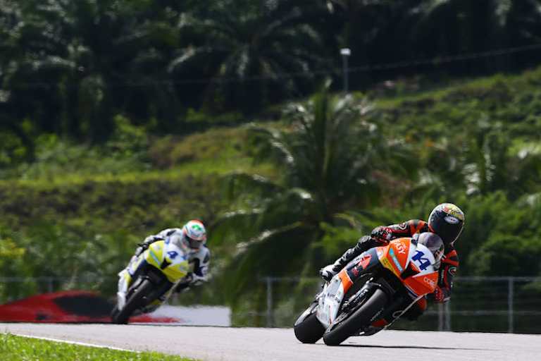 Jack Kennedy (4) heftet sich an die Fersen von Wilairot