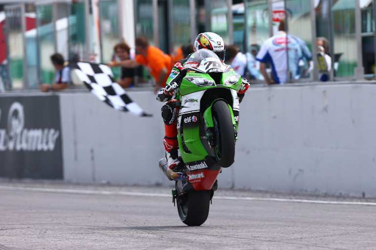 Loris Baz rauscht im Wheelie über den Zielstrich