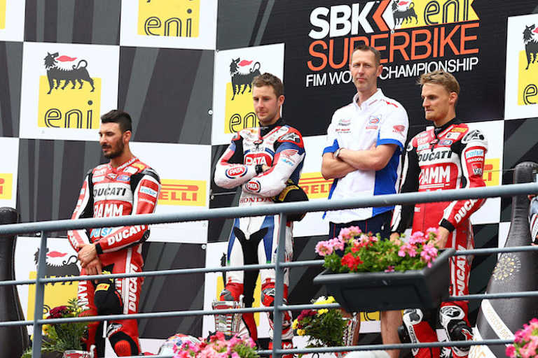 Honda-Sieg von Rea mit zwei Ducatis auf dem Podest im Regen