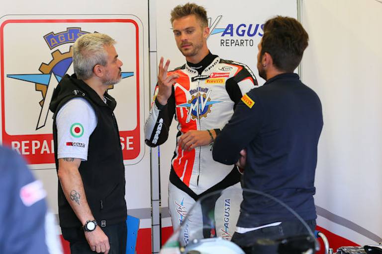 Leon Camier in Diskussion mit dem MV Agusta-Team