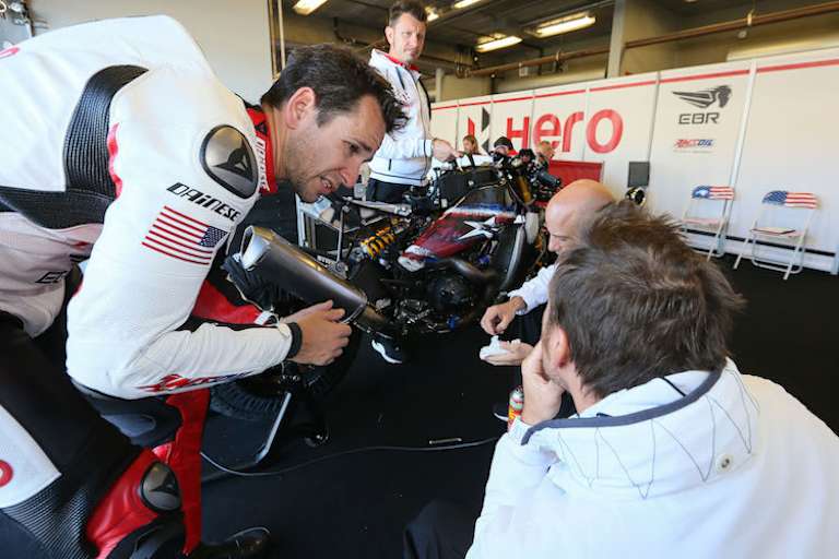 Geoff May schaut seinen Mechanikern gerne über die Schulter