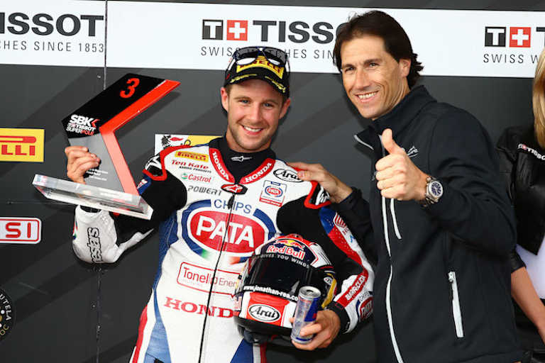 Ruben Xaus überreichte Jonathan Rea die Trophäe für den zweiten Startplatz