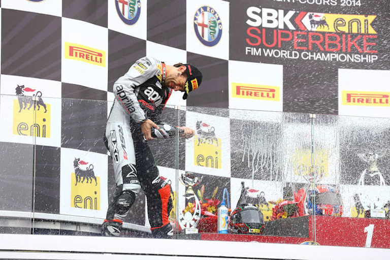 Mit dem Sieg im ersten Lauf durch Guintoli ist die WM-Entscheidung auf das zweite Rennen vertagt