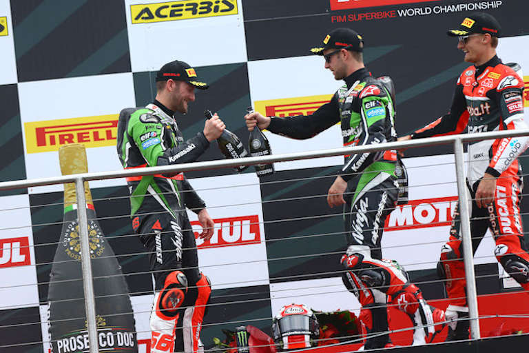 Manche Gratulation zwischen Rea und Sykes wirkte etwas gequält