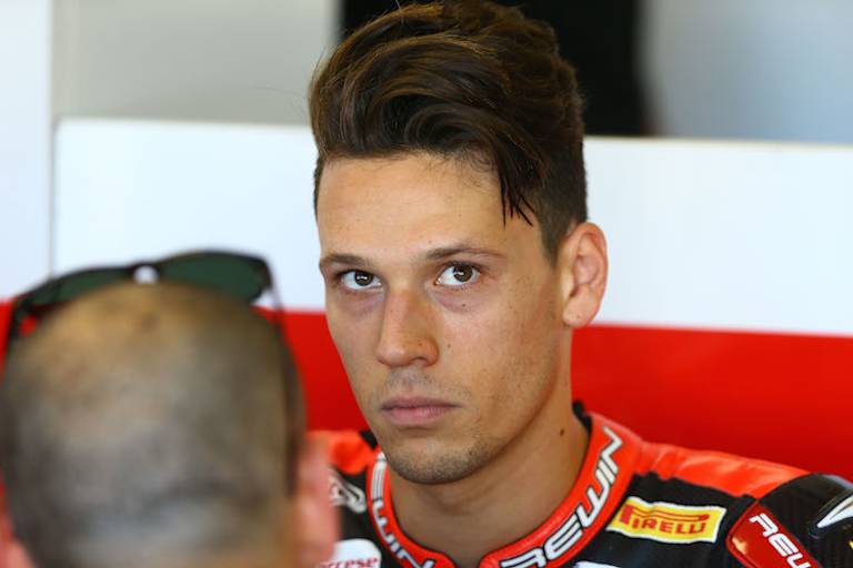 Lorenzo Savadori ist stinkig: Das Überholmanöver von Xavi Fores war zu optimistisch