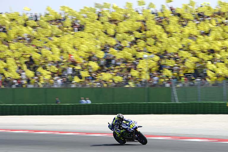 Rossis Fans tauchen Rennstrecken wie Misano jedes Jahr in ein Meer auf gelben Shirts und Flaggen
