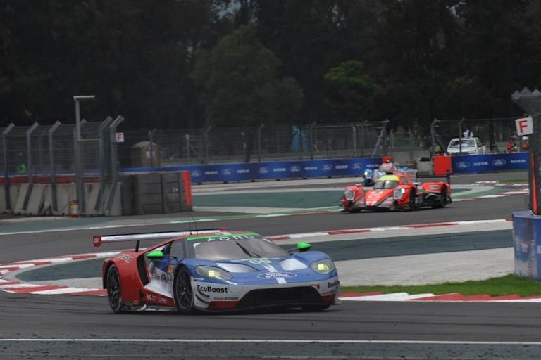 Der Ford GT auf einem engen Streckenabschnitt in Mexiko